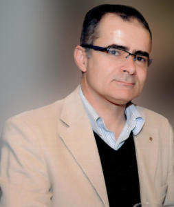 Foto de homem usando óculos de grau pretos e blazer bege