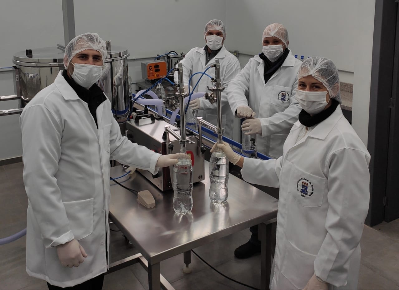 Prof. Filipe Donato, Daniel Pazzini, Dejanir Pissinin, Tatiane Codem Tonetto no laboratório