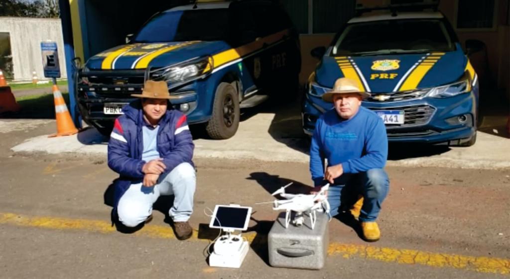 Prof. Luiz Felipe Diaz de Carvalho e prof. Lucio de Paula Amaral com os drones utilizados na primeira etapa da ação
