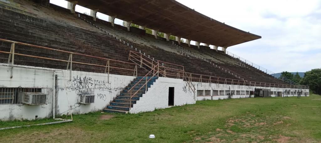 A imagem mostra a parte da frente das arquibancadas do CEFD, que não possuem rampa, apenas degraus.