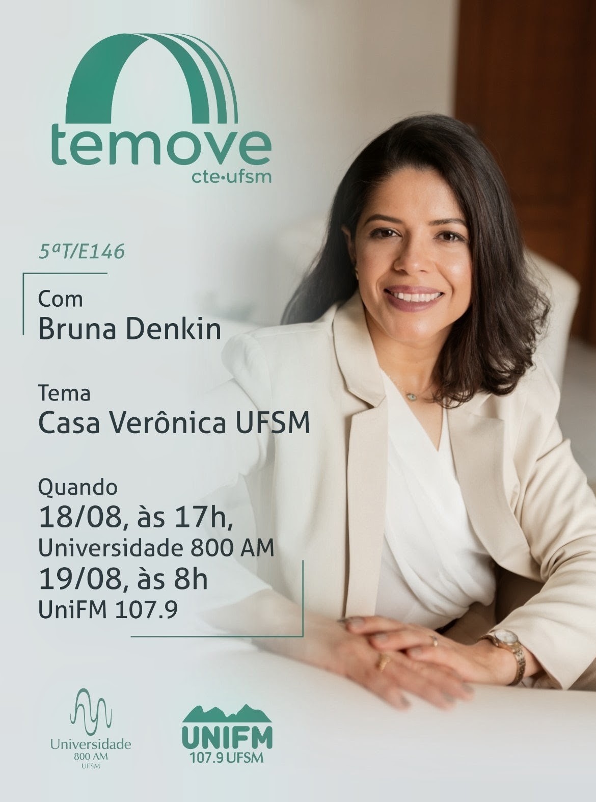 #ParaTodosVerem Card da entrevista nº 146 do Te Move, 5ª temporada. Tema: “Mulheres em espaços de gestão e liderança”. À direita, fotografia de uma mulher de cabelos castanhos, na altura dos ombros, sorrindo e olhando para nós com expressão acolhedora e confiante. Ela usa colar delicado, brincos discretos, blusa branca e blazer claro, sentada diante de uma mesa em ambiente interno desfocado.