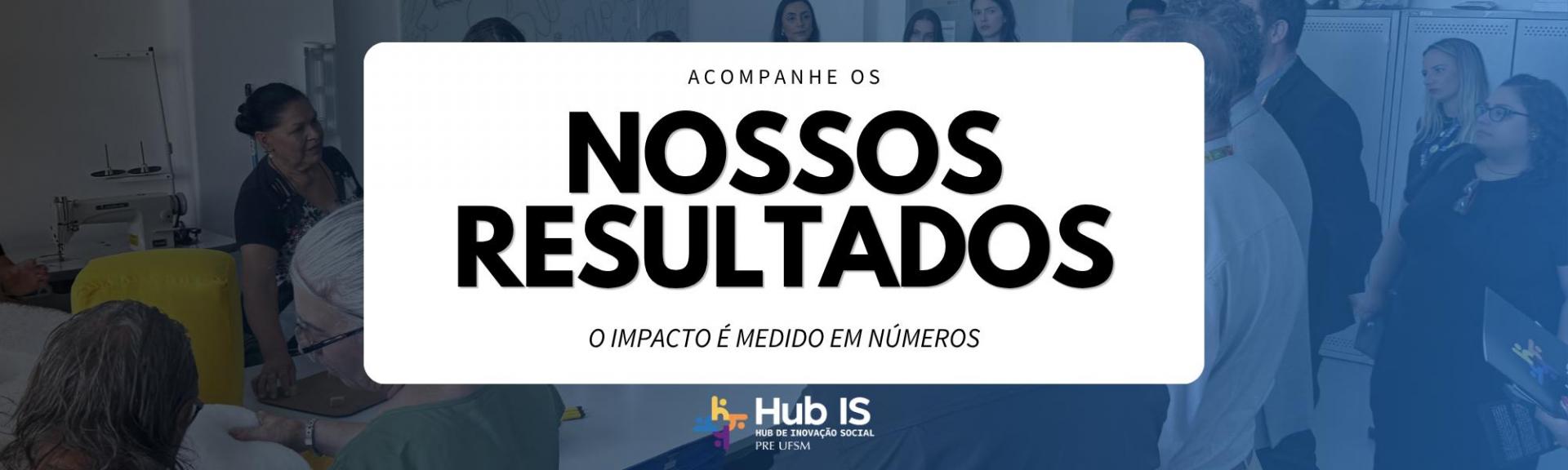 Imagem retangular. Ao fundo, uma foto com um filtro escurecido em tom quente (marrom/laranja) mostra um público visto de costas, sentado em cadeiras de auditório, assistindo a uma mulher palestrando em um púlpito. Sobreposta na lateral esquerda, há uma caixa branca com cantos arredondados contendo o texto em preto: "QUER VISITAR? Confira os horários disponíveis na nossa agenda de eventos!".