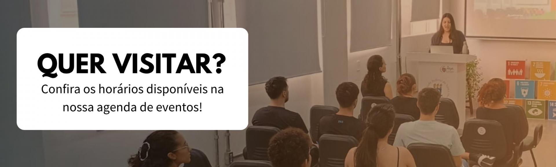 Imagem retangular com fundo claro texturizado, semelhante a um papel amassado. Na metade esquerda, alinhado à esquerda, está o texto em letras grandes e pretas: "CONHEÇA OS ESPAÇOS DO HUB IS! E como agendar o uso deles". Na metade direita, há uma grade com seis fotos menores de bordas arredondadas, mostrando diferentes ambientes do Hub, como salas com computadores, auditório com pufes coloridos, sala de costura e áreas de coworking com paredes grafitadas.