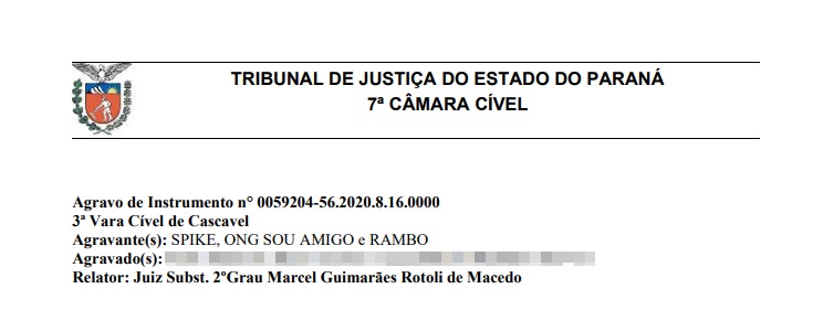 Descrição da imagem: captura de tela horizontal. Na parte superior, no cabeçalho, há um brasão com folhas e uma águia, nos tons de vermelho e azul. No centro, em duas linhas, em preto e caixa alta, as frases: "Tribunal de justiça do estado do Paraná" e "7a Câmara Cível". Abaixo, alinhado à esquerda, em cinco linhas e em preto, as frases: "Agravo de Instrumento n° 0059204-56.2020.8.16.0000"; "3a Vara Cível de Cascavel"; "Agravante (s): Spike, ONG Sou Amigo e Rambo"; "Agravado (s): - linha censurada -" e "Relator: Juiz Subst. 2° Grau Marcel Guimarães Rolo de Macedo". O fundo é branco.