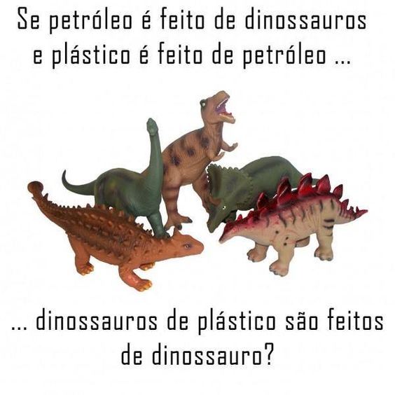 Descrição da imagem: card quadrado e colorido com cinco dinossauros de brinquedo ao centro. Acima, em preto, o texto "Se petróleo é feito de dinossauros e plástico é feito de petróleo...". Abaixo da imagem, em preto, o texto "... dinossauros de plástico são feitos de dinossauro?". O fundo é branco.