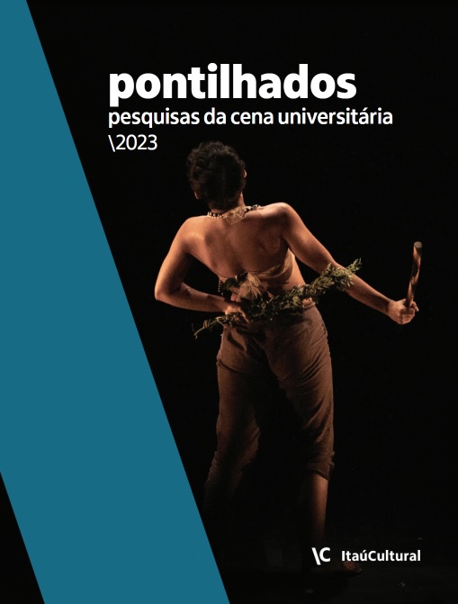 Capa da publicação "Pontilhados - Pesquisas da Cena Universitária 2023", do Itaú Cultural, mostrando uma atriz de costas atuando, sobre um fundo preto