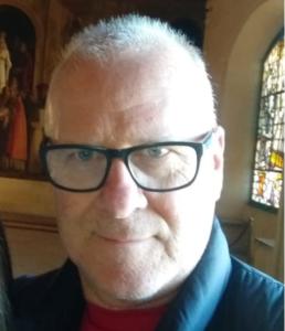 Foto de homem grisalho usando óculos de grau pretos