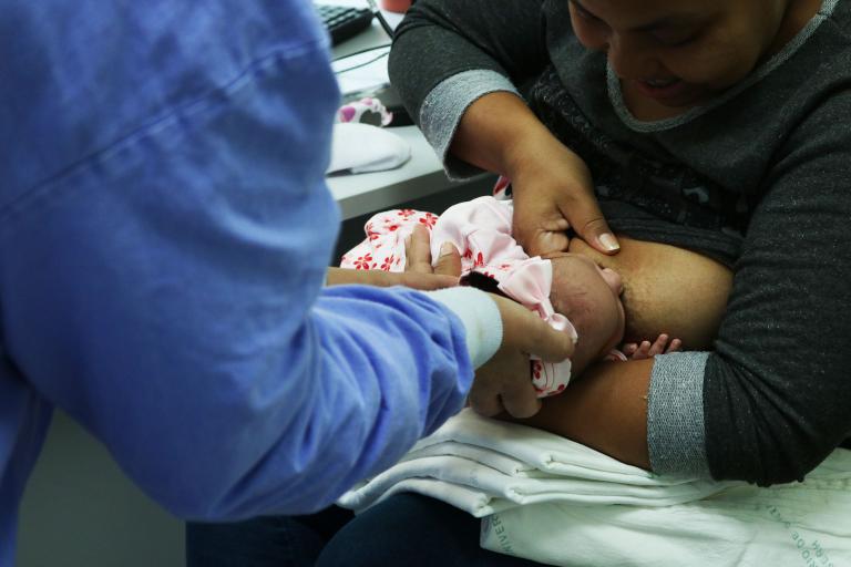 Mãe e bebê durante atendimento do Amamentar