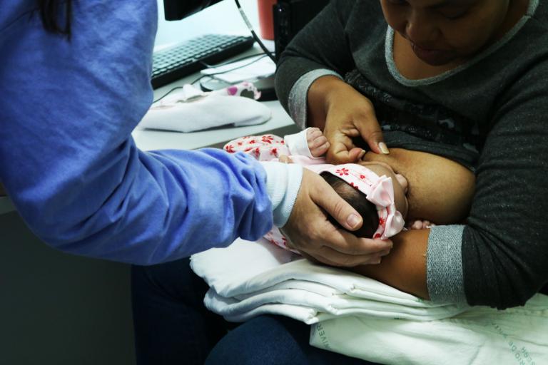Mãe e bebê durante atendimento do Amamentar
