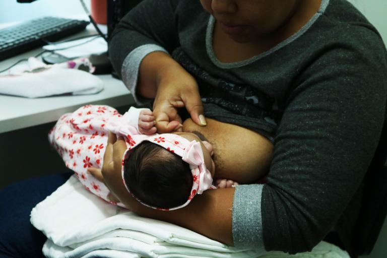 Mãe e bebê durante atendimento do Amamentar