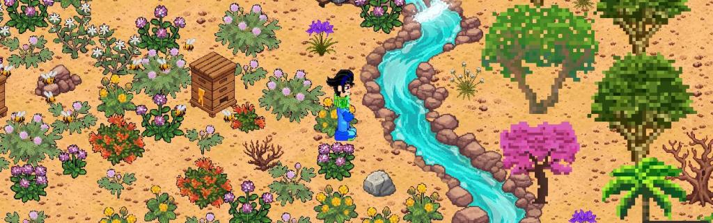 Captura de tela horizontal e colorida de um jogo com ilustração em pixel art de um bioma árido e florido. À esquerda, flores de cores variadas e caixas de abelha rodeiam o riacho contornados por rochas pequenas. No centro, ao lado de um riacho, está um menino branco de olhos azuis, cabelo preto em formato de gota e armadura em verde e azul. O riacho é sinuoso e ladeado por pedras marrons. À direita da imagem, ao lado do riacho, árvores frutíferas, coqueiros e paineiras-rosas.