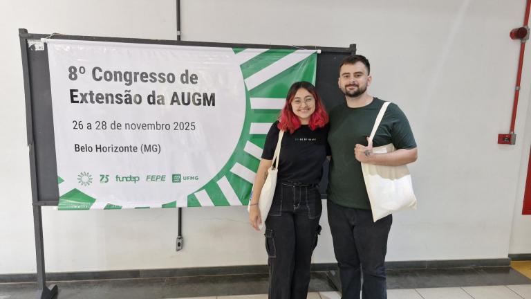 Integrantes do projeto, Josué Lima e Ana Lima, em registro fotográfico no evento AUGM