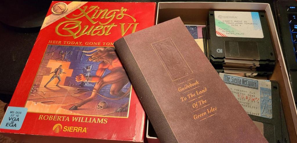 Imagem da coleção pessoal do usuário Klaitu retirada da comunidade da desenvolvedora Sierra na plataforma Reddit. A coleção contém a caixa do jogo preservada com a capa, o livro guia, disquetes e o manual.
