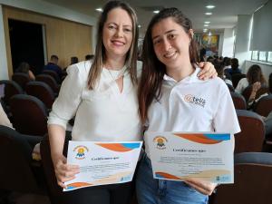 imagem comemorativa do recebimento do prêmio da Profa. Dra. Cristiane Fuzer e acadêmica Carla Raquel da Silva Pengo.