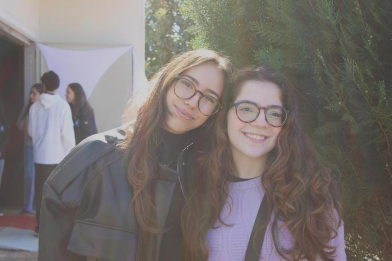 Leonela e Eduarda visitando o prédio de TV