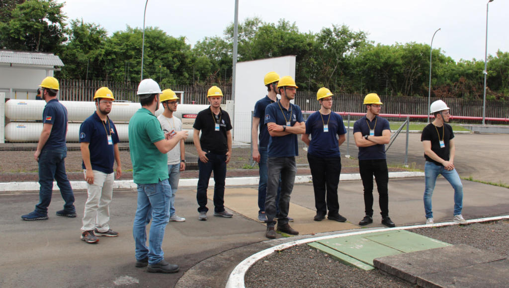 Alunos do curso de engenharia civil visitando a CEITEC. Todos usam chapéu de proteção