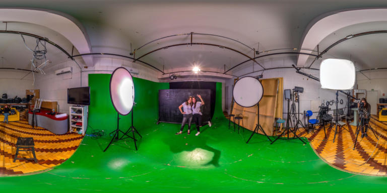 Imagem em 360 graus de duas meninas no estúdio 21.