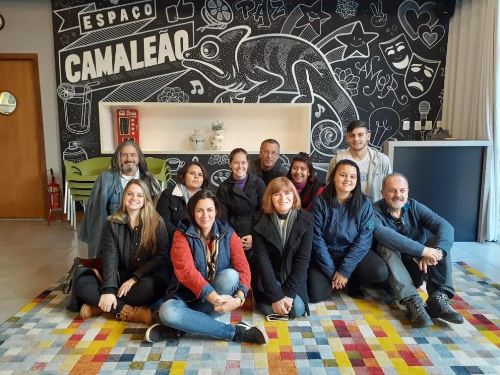 Várias pessoas sentadas