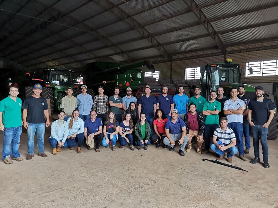 Alunos reunidos em aula de agricultura