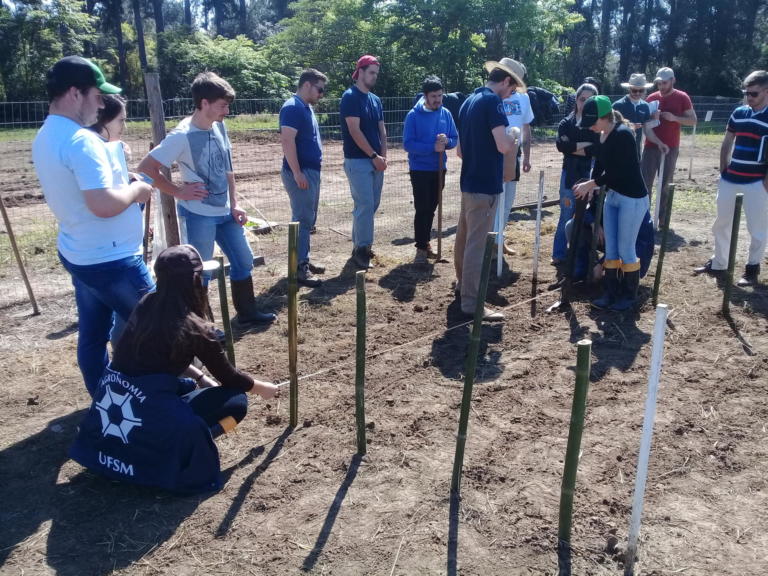 Alunos de agronomia em prática no campo