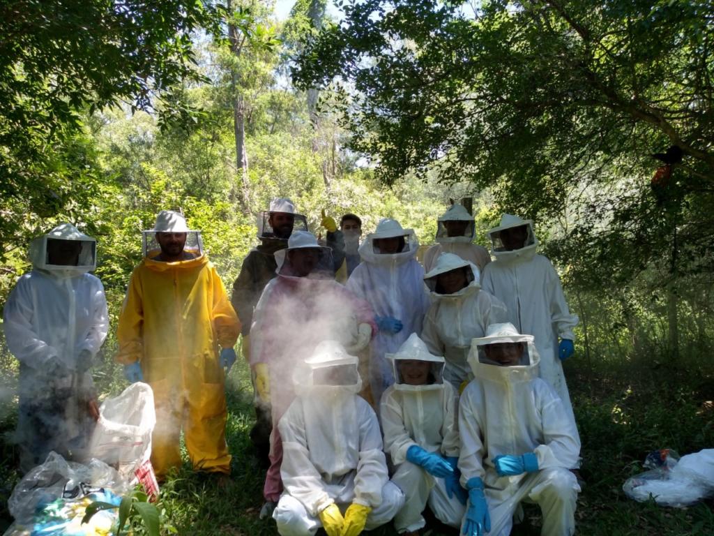 Foto de alguns alunos vestidos com uniforme de apicultura.