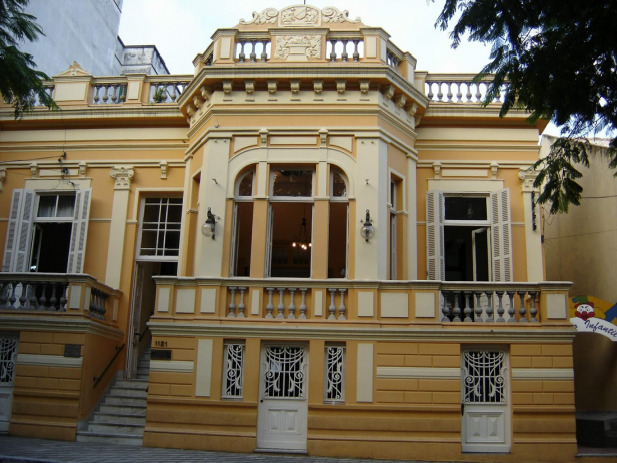 Fachada de casa antiga amarela