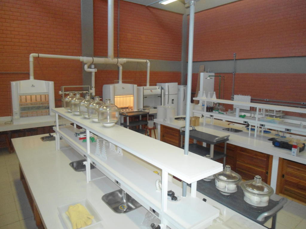 Foto de um dos laboratórios, tem na imagem, bancadas e instrumentos usados nas aulas.