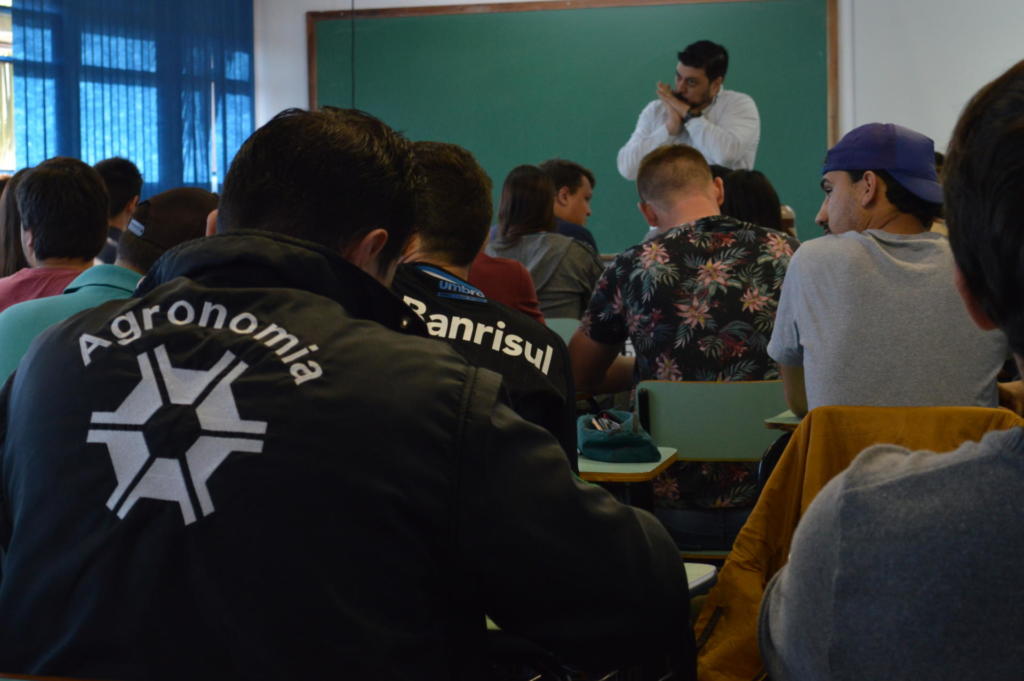 em sala de aula, alunos de agronomia estudam