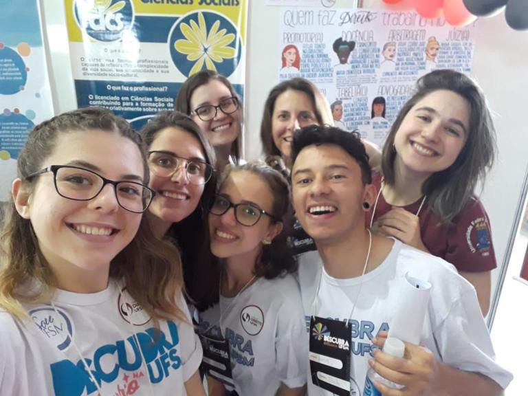 Selfie de seis meninas e um menino todos perto no evento do descubra.