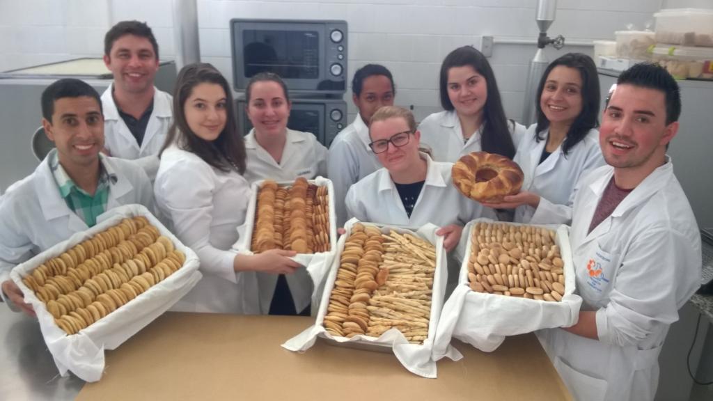 Estudantes em aula produzem pães