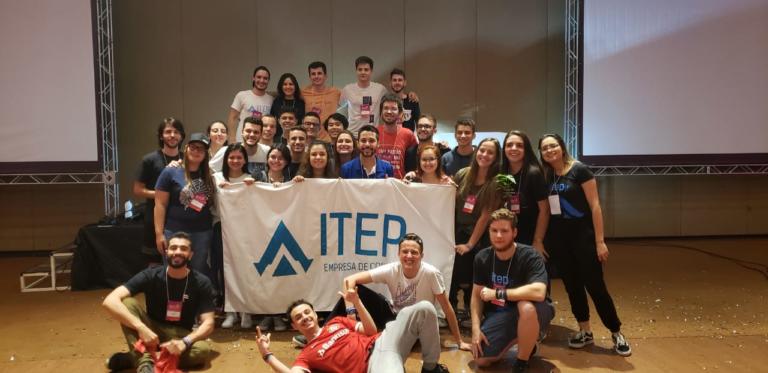 Alunos segurando bandeira da empresa júnior do curso