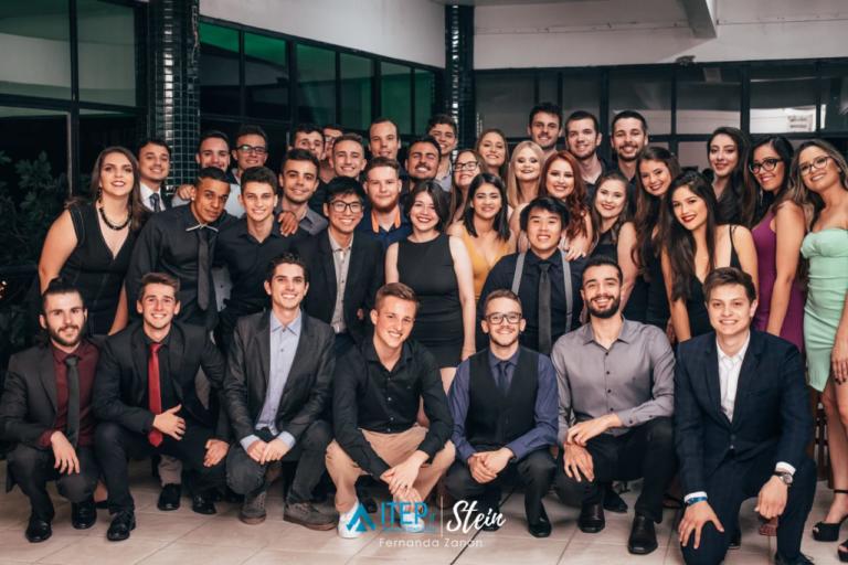 Alunos da empresa Júnior vestindo roupa social agrupados para tirar a foto