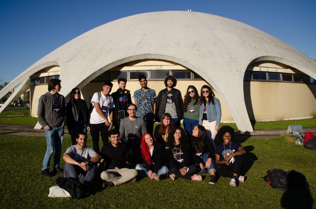 Foto de alguns alunos reunidos para foto em frente ao planetário da UFSM.