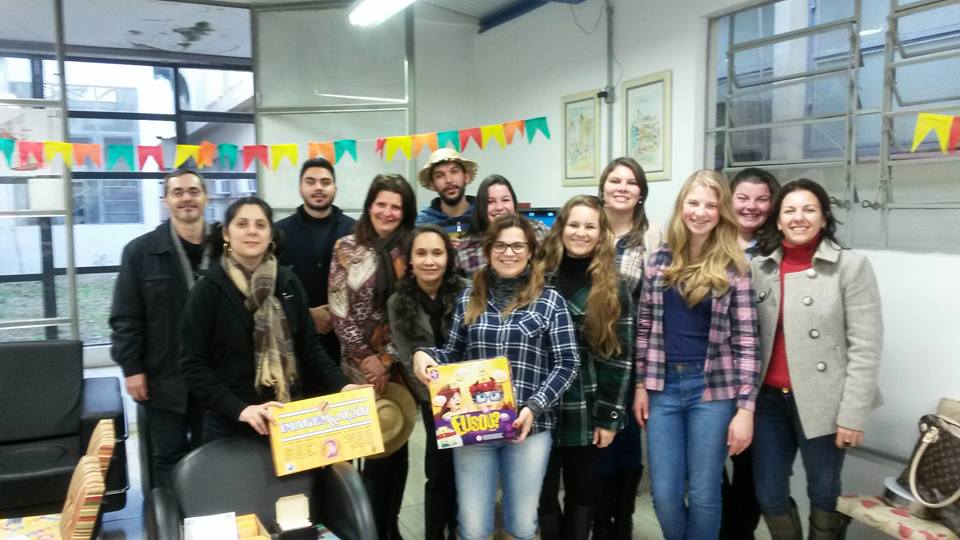 Professores e alunos sorrindo para uma foto, onde comemoram a festa junina do PET