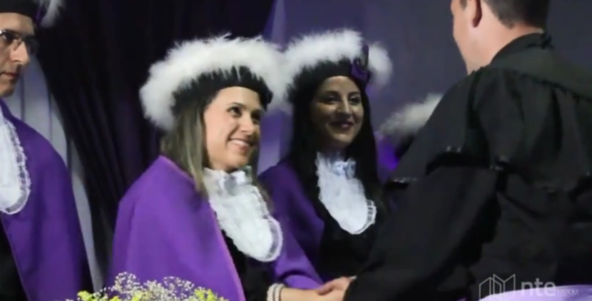 Duas meninas com toga de formatura