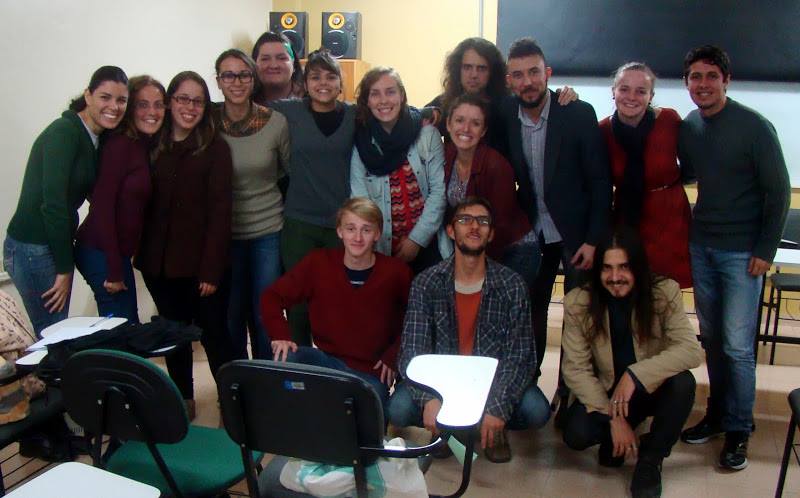 Foto de várias pessoas reunidas posicionadas lado a lado para foto, elas estão sorrindo.