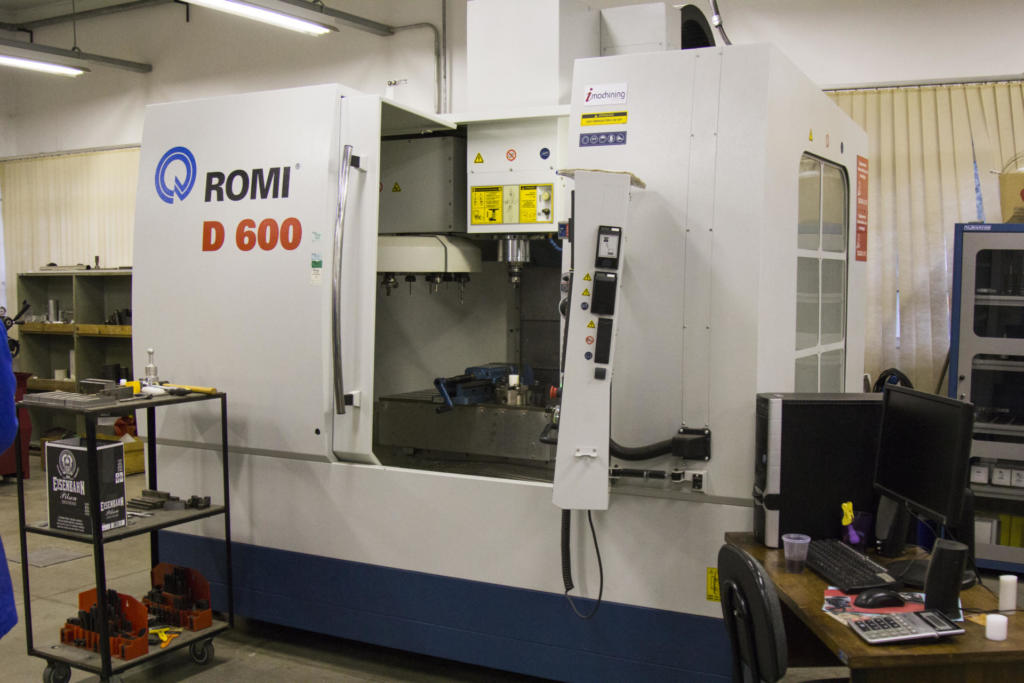 Fotografia de um grande maquinário.