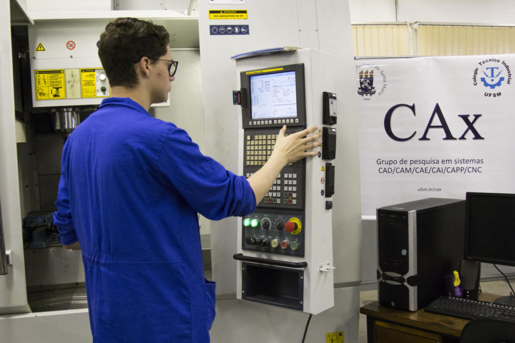 Fotografia de um aluno usando uma máquina da sala.