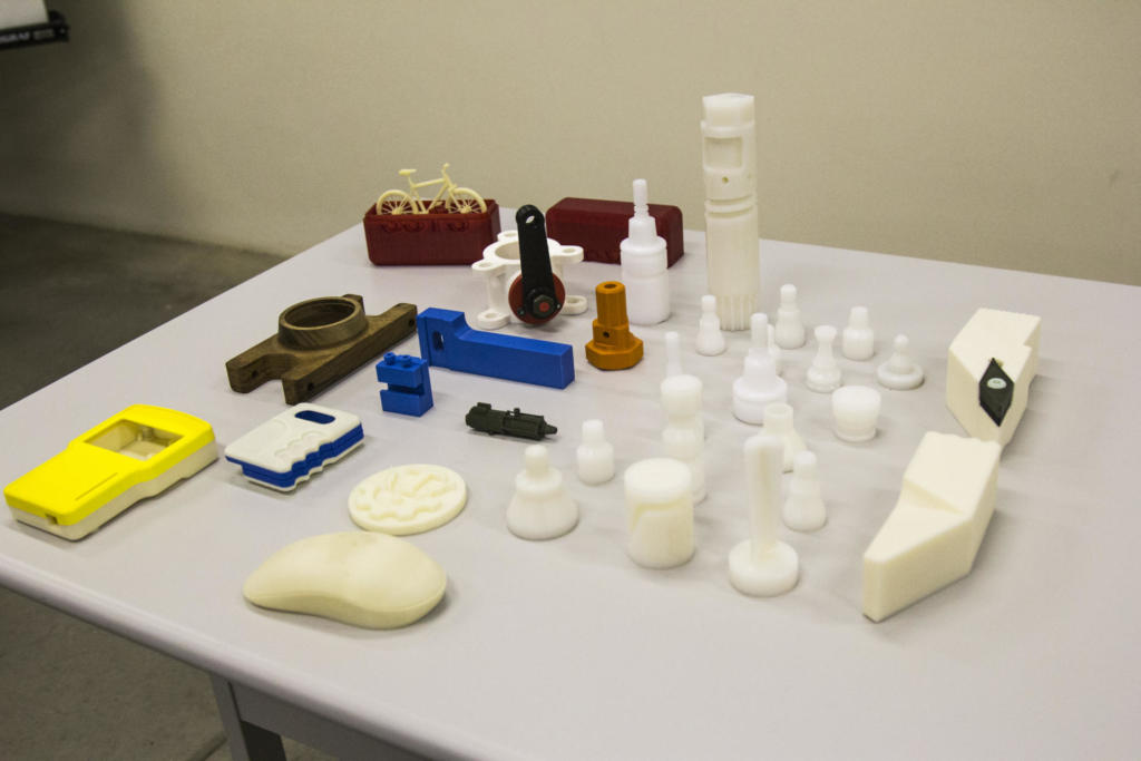 Fotografia dos materiais produzidos em aula sobre uma mesa.