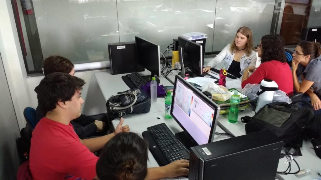 Foto de algumas pessoas utilizando seus computadores.
