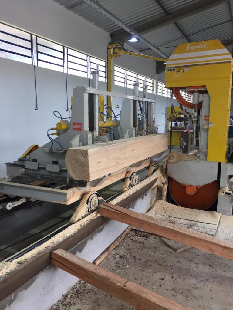 Máquina grande cortando madeira