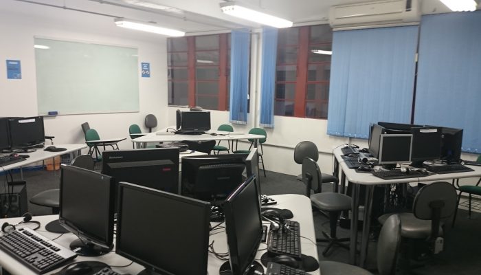 Sala com vários computadorers