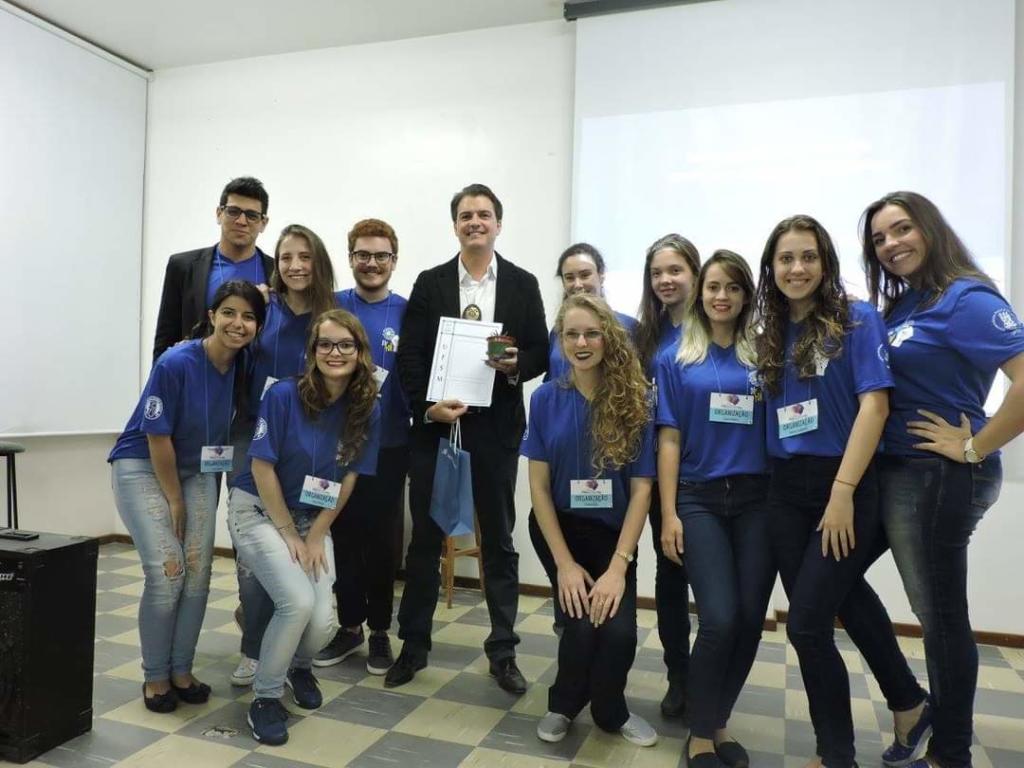 Foto de várias pessoas reunidas, posicionadas lado a lado.