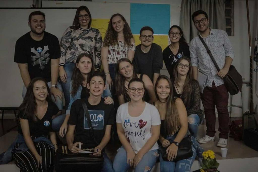 Foto de vários alunos reunidos posicionados lado a lado para a foto.