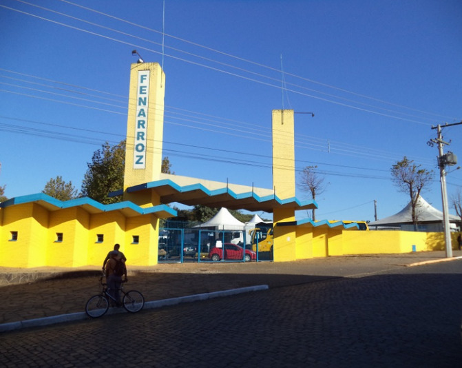 Muro amarelo e pórtico de entrada do Parque de Exposições da Fenarroz