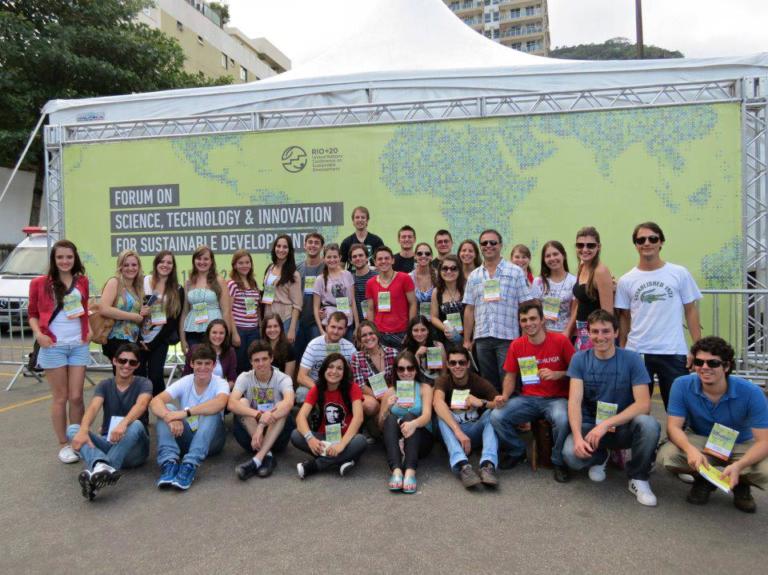 Alunos posam para foto no evento Participação Rio + 20