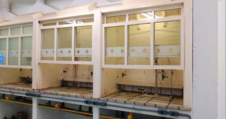 Capelas de exaustão de gases, local com ventilação controlada para realização segura de experimentos.