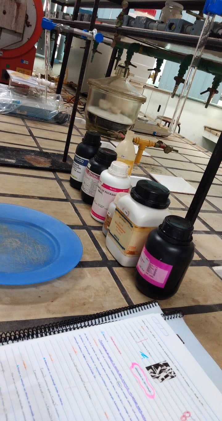 Reagentes químicos em bancada de trabalho de laboratório didático