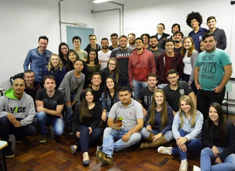 Vários calouros e veteranos do curso de administração da UFSM Campus Palmeiras das Missões agrupados