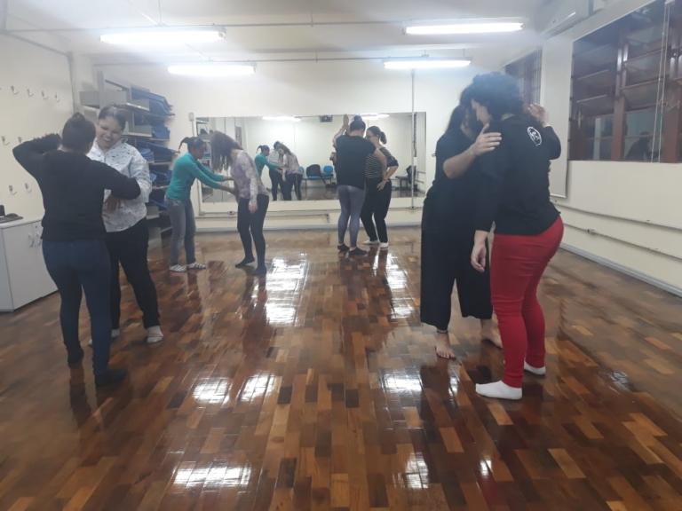 pessoas em um salão dançando